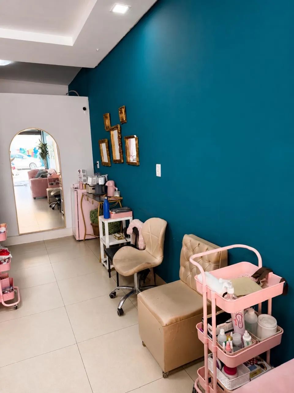 STUDIO DE BELEZA COMPLETO À VENDA - PRONTO PARA TRABALHAR