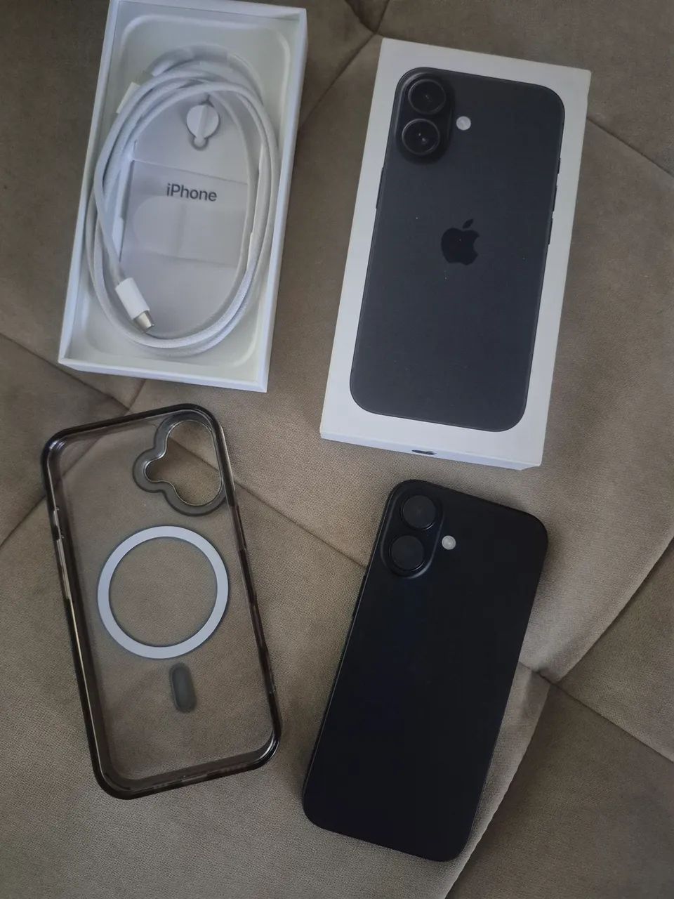 IPhone 16 com capinha original e cabo - Foto 2