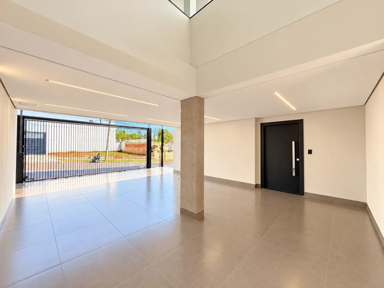 Sobrado à venda em Maringá, Zona 06, com 4 quartos, com 309 m² - Foto 3