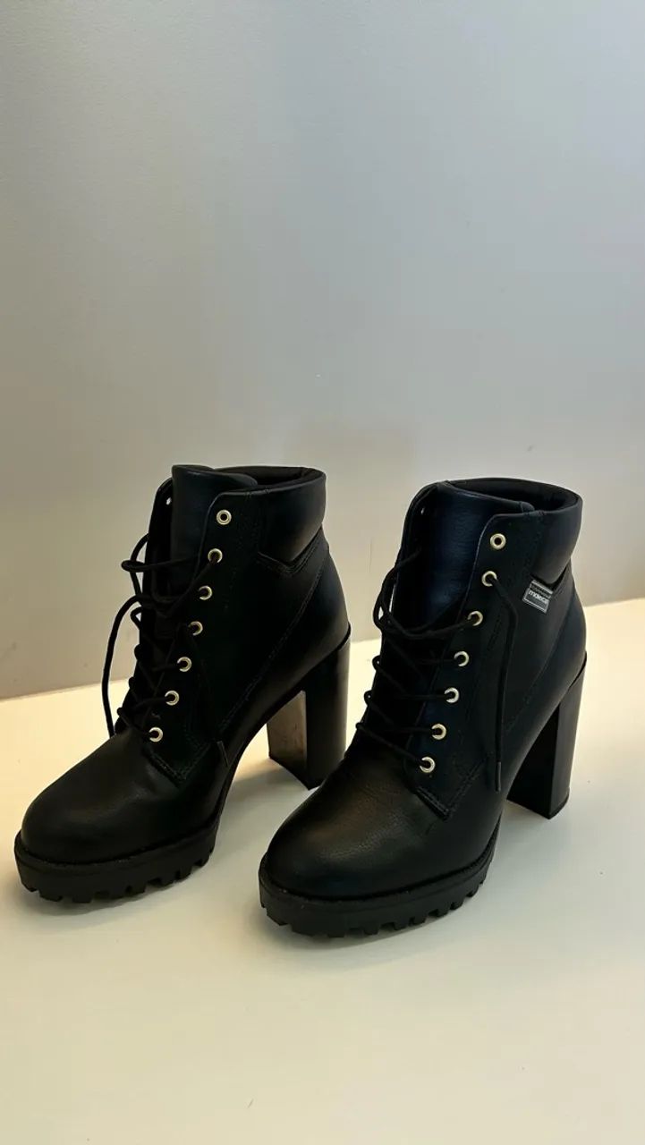 BOTA MOLECA PRETA 