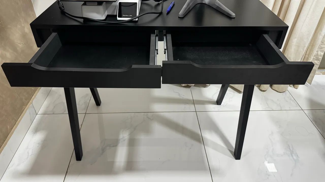 Escrivaninha preta 2 gavetas 