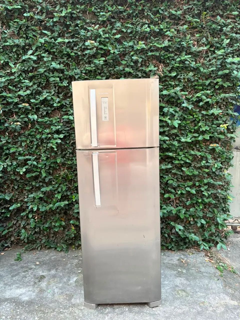 Geladeira Eletrolux Inox semi nova 