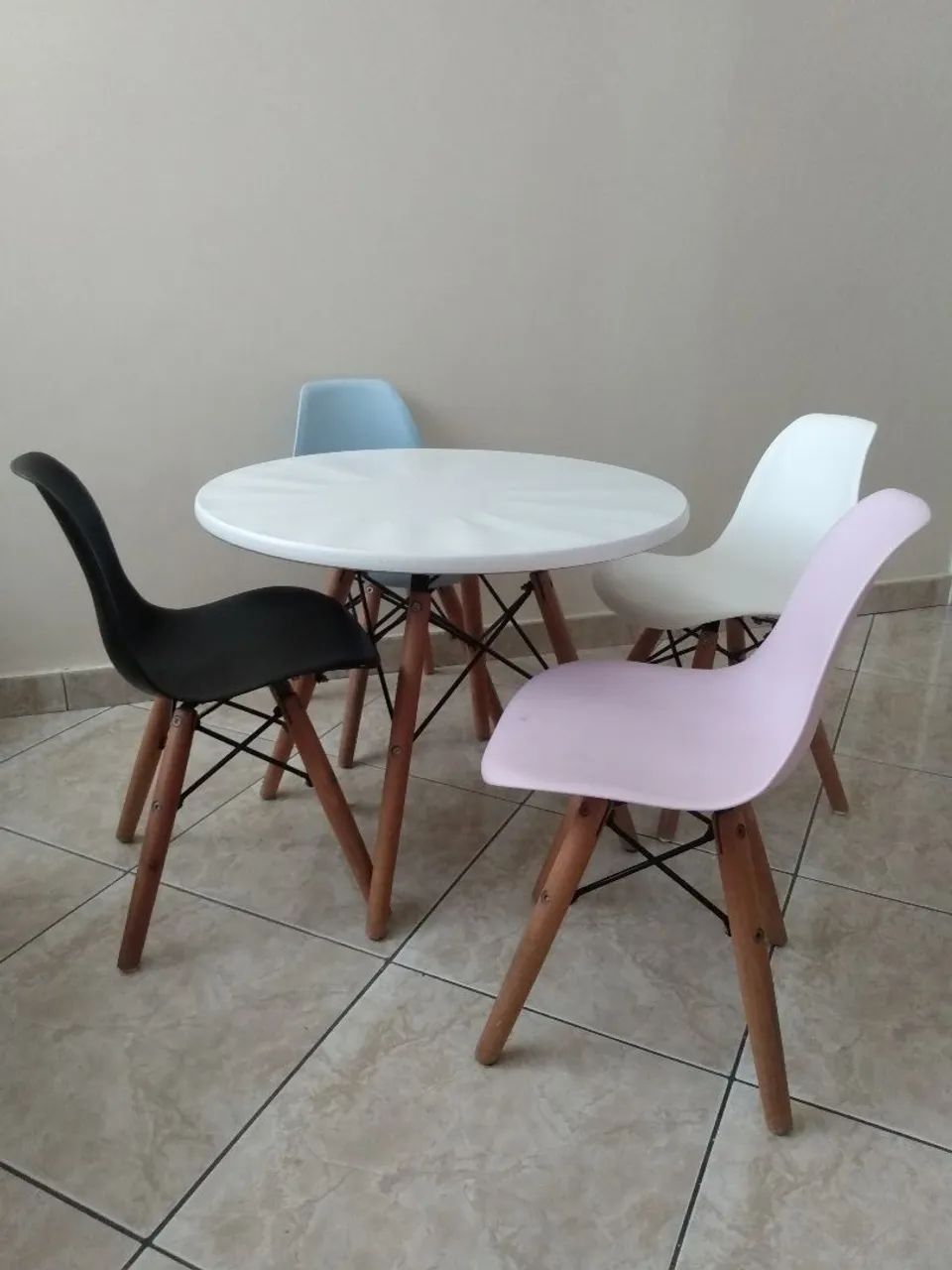 Mesa Infantil e Cadeiras Eames - Foto 2