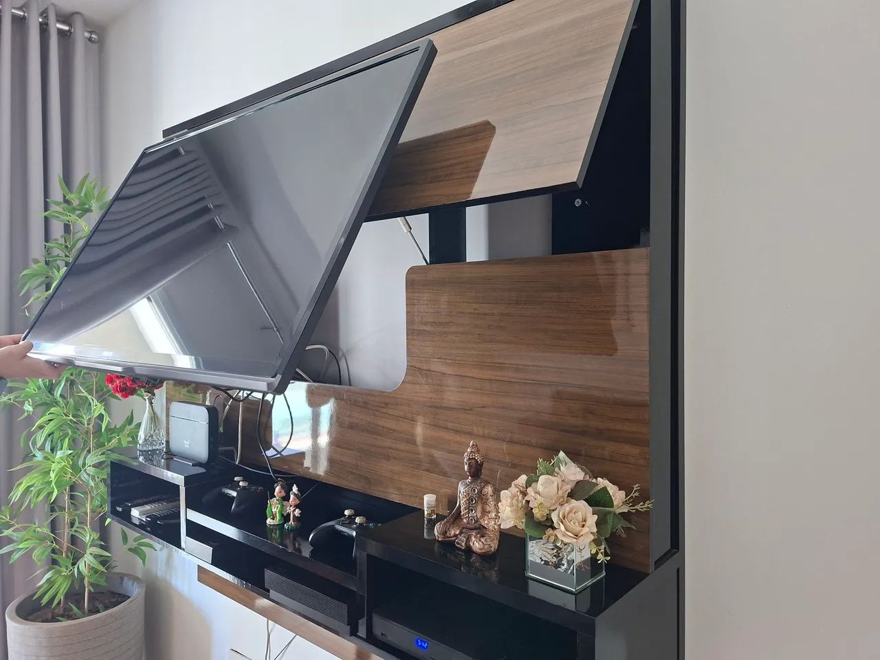 Painel para TV com Rack e Nichos - Marrom e Preto - Foto 4
