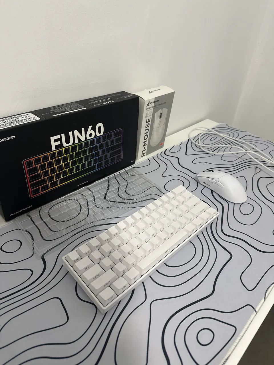 Teclado fun60 pro + mouse attack shark R1 + mouse pad