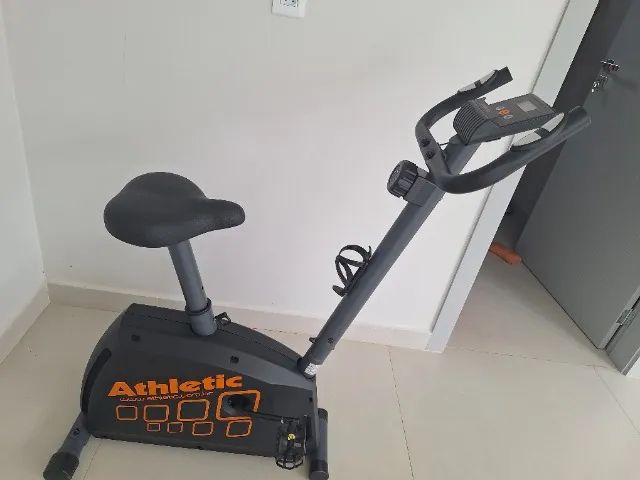 VENDE-SE UMA BICICLETA ERGOMÉTRICA ATHLETIC - SEMINOVA - Foto 2