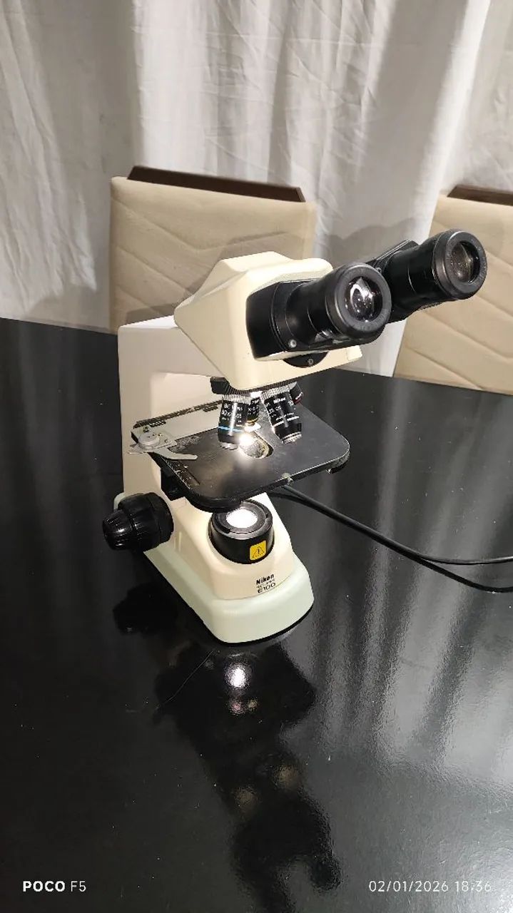 Microscópio Nikon eclipse E100