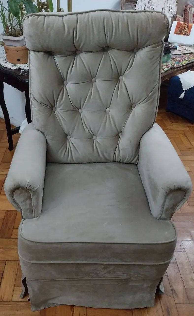 POLTRONA NA COR AREIA EM PERFEITO ESTADO