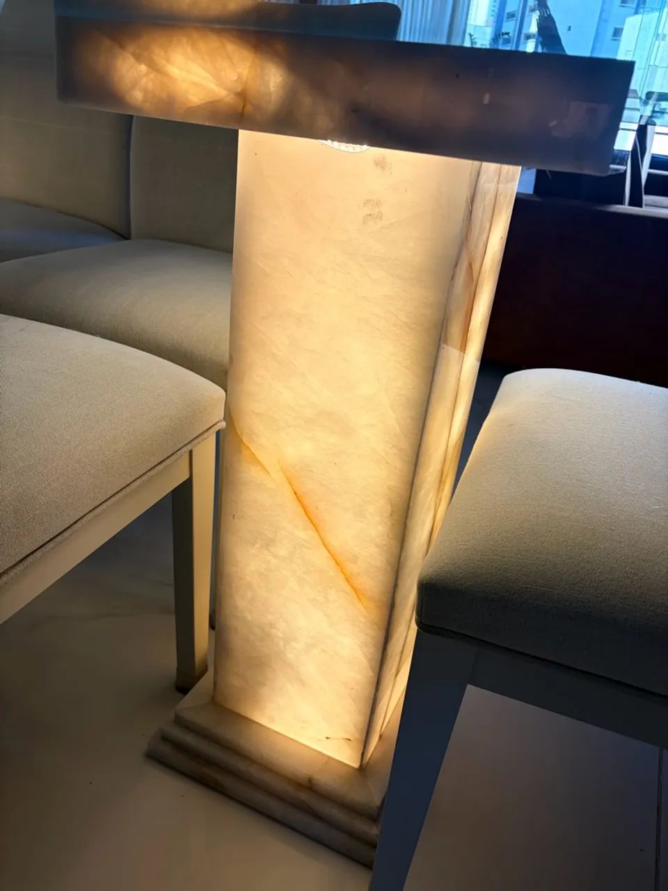 Mesa com base em ONIX com led e cadeiras - Foto 4