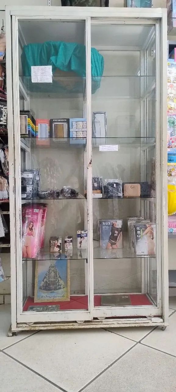 Vitrines em metalon com espelhos,  tranca com cadeado - Foto 4