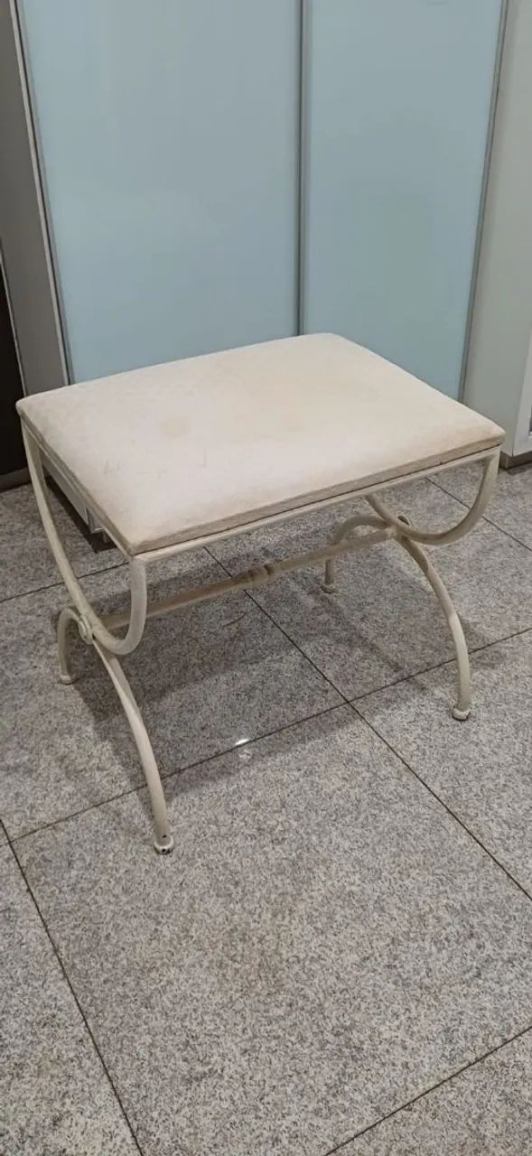 PAR DE BANQUETAS DE FERRO COM ESTOFADO