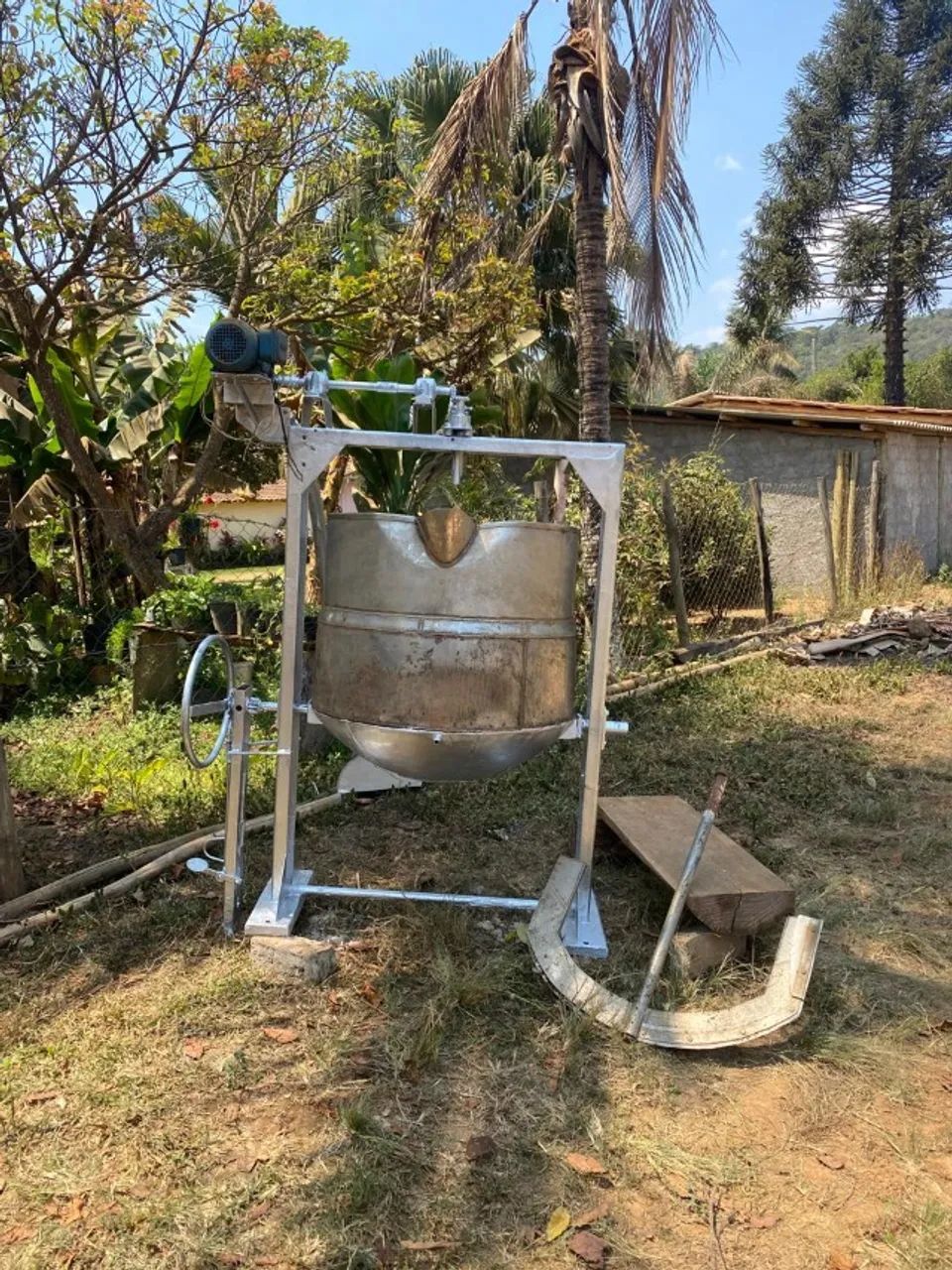 TACHO INDUSTRIAL INOX BASCULANTE COM MOTOR E AGITADOR