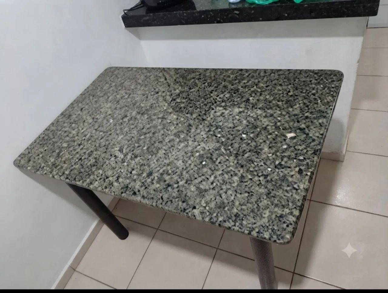 Mesa de granito sem cadeiras