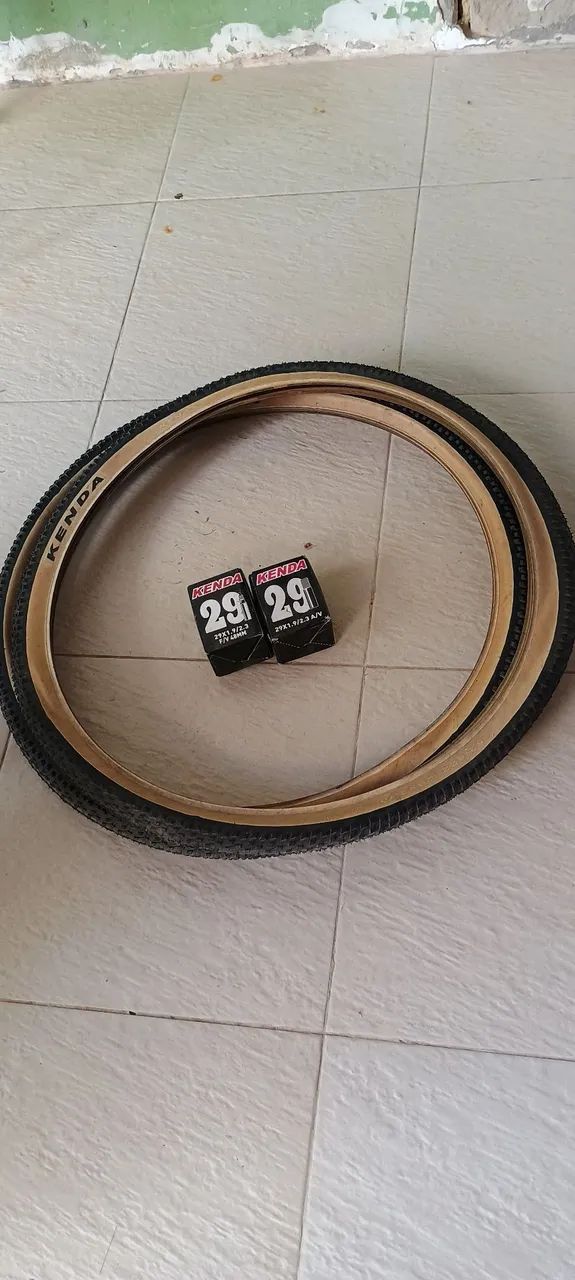Par de pneus e câmera de ar 