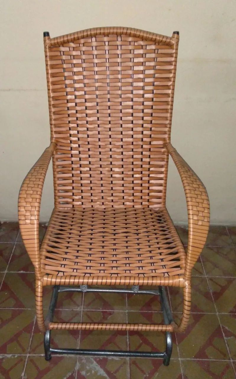 Vendo Cadeira de Balanço com molas reforçadas. 