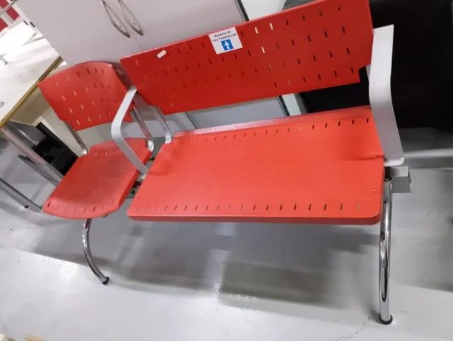 Longarina  com assento preferencial de aço 