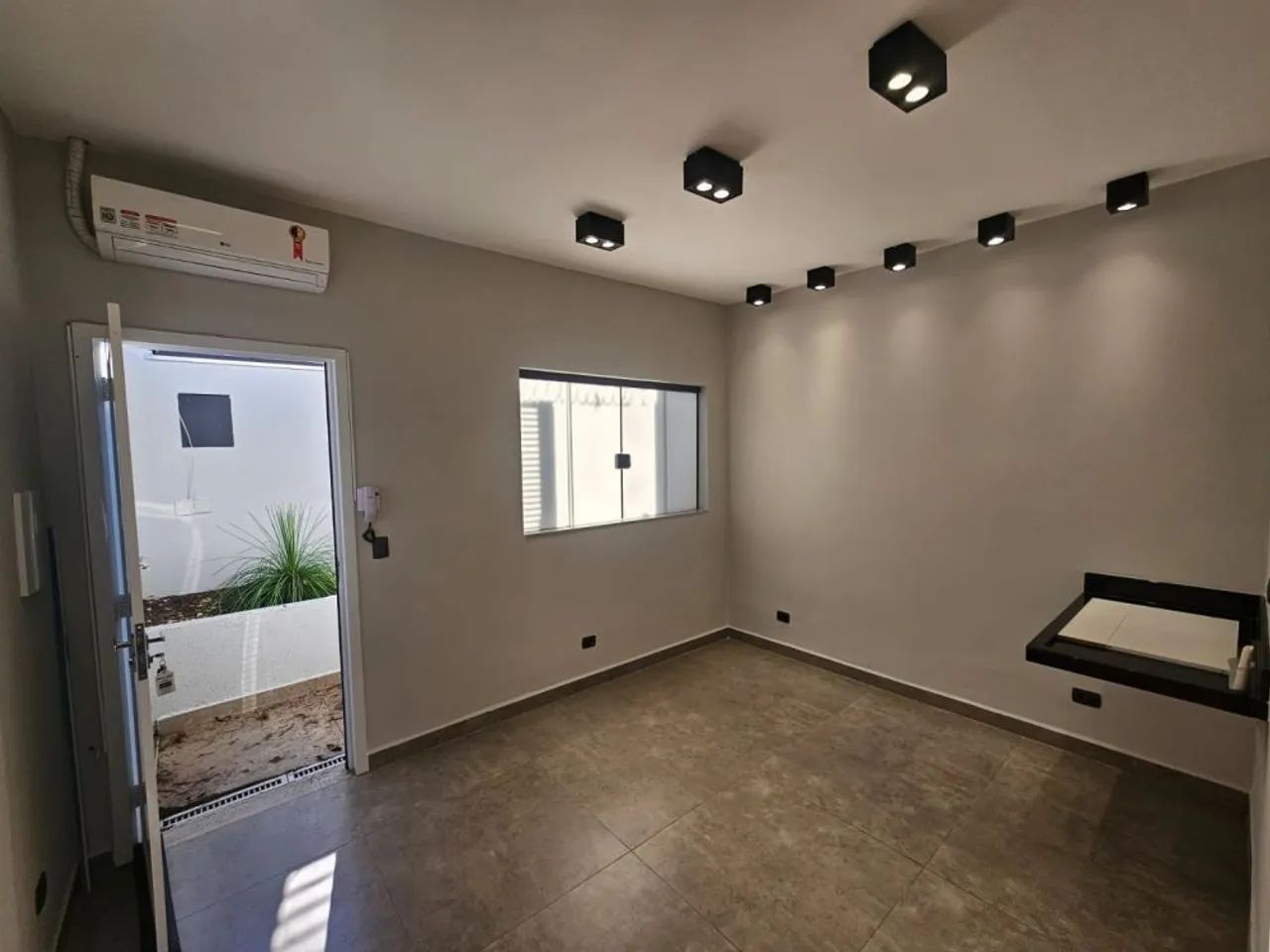 LOCAÇÃO | Sala/Salão, com 1 quartos em Zona 05, Maringá