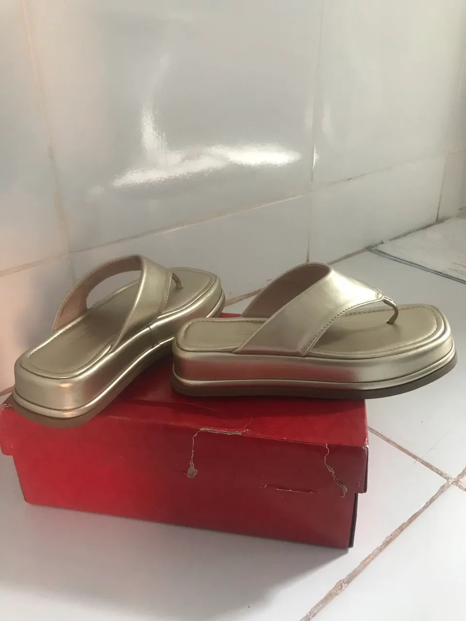 Vende uma Flat sandália Dourada 