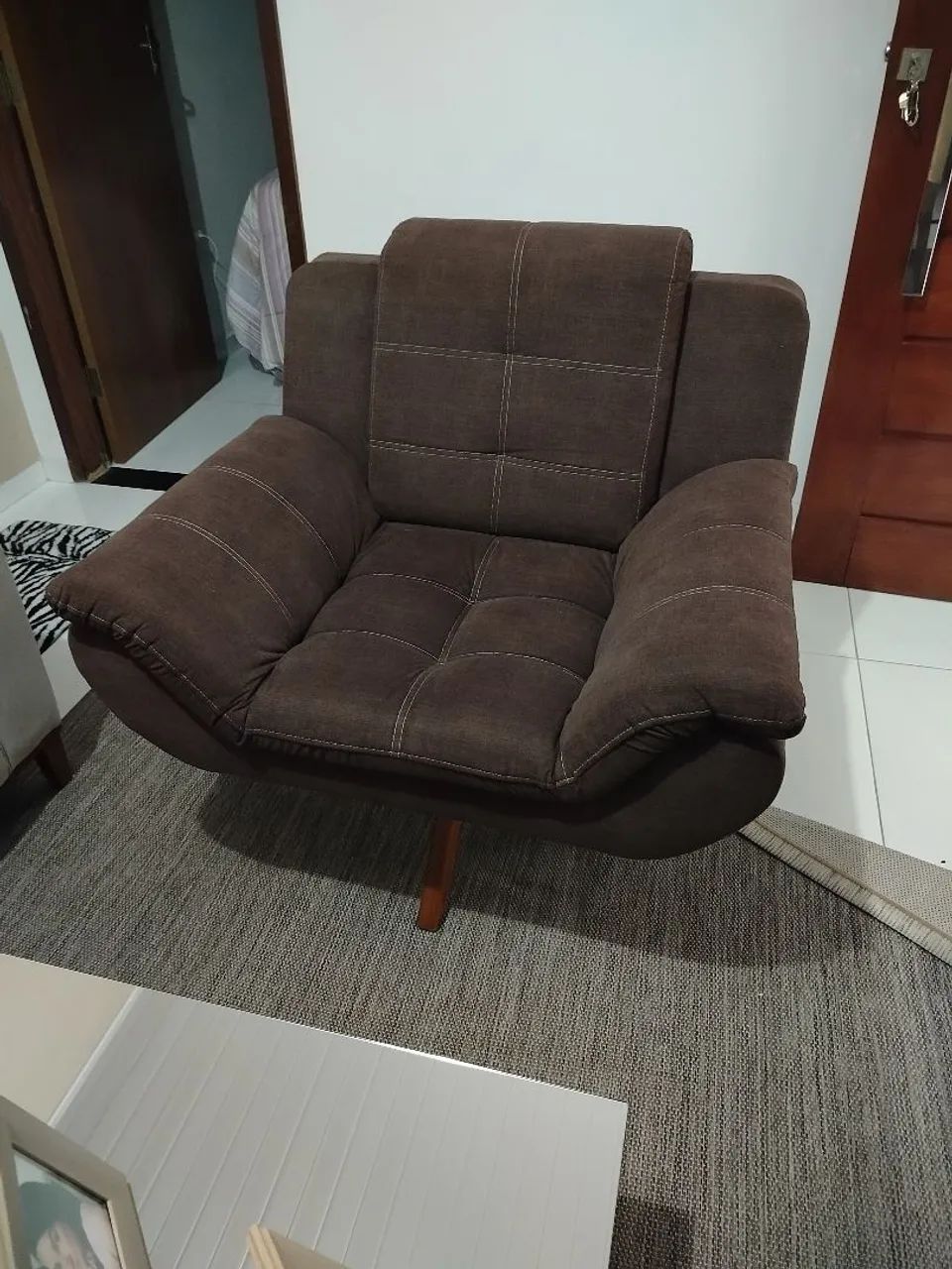 Duas poltronas e uma mesa de centro pra venda parcelamos em até 10x no cartão de crédito.
