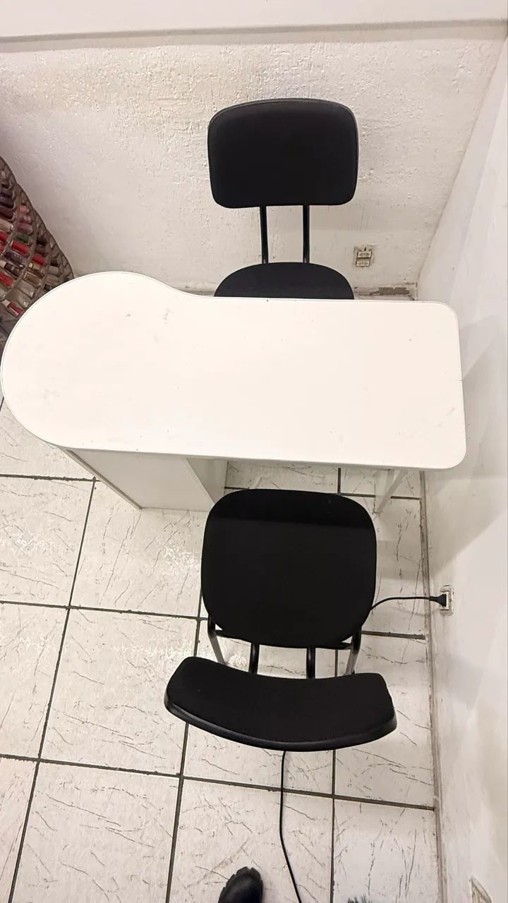 Vendo mesa de manicure com duas cadeiras - Foto 2
