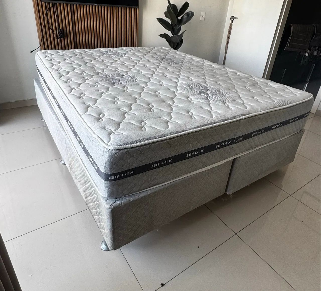Cama queen (box + colchão)