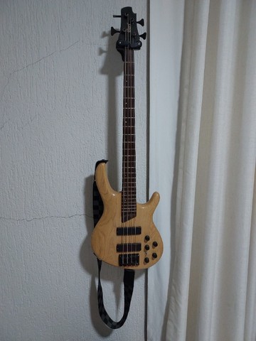 Baixo Cort B4 Bartolini + amplificador Laney RB3