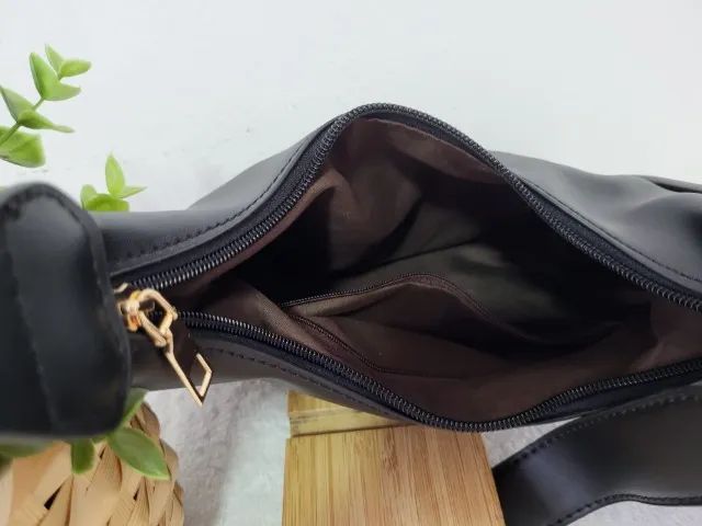 Bolsa tiracolo com Zíper - Pequena - Cor Preta - Foto 4