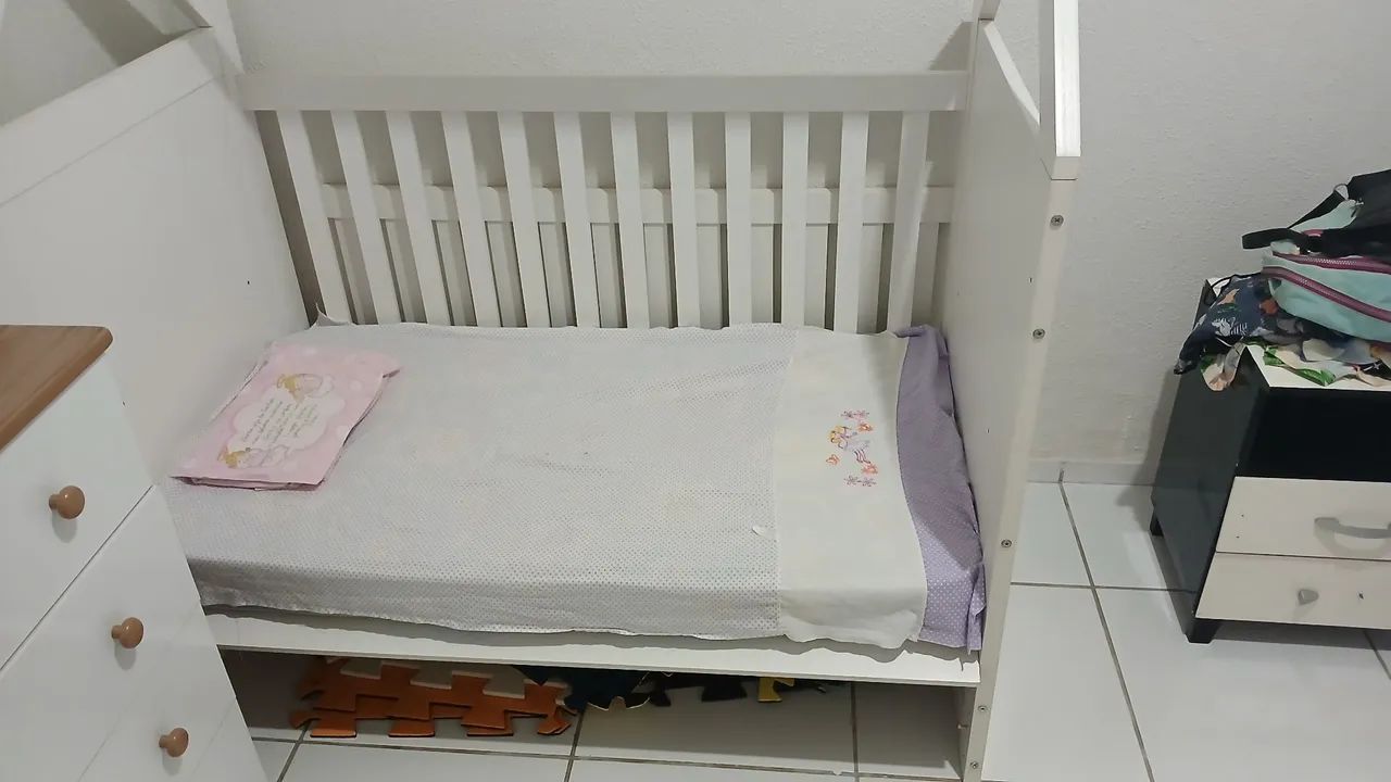 Berço de madeira branco em ótimo estado