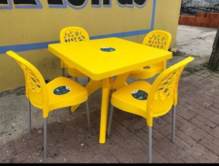 Dining tables in various colors64363743722114123