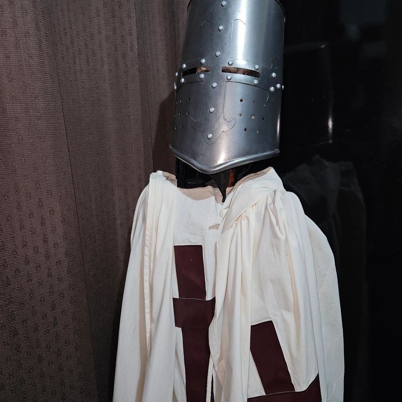 Capacete e túnica de cavaleiro templário 