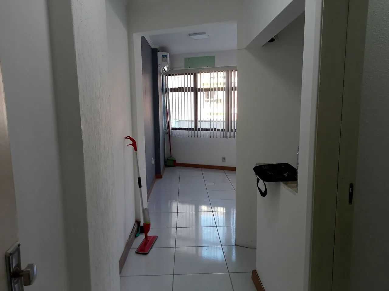 Sala de frente com sacadao, entrada na Galeria Di Primio Beck, frente praça da  alfândega  - Foto 5