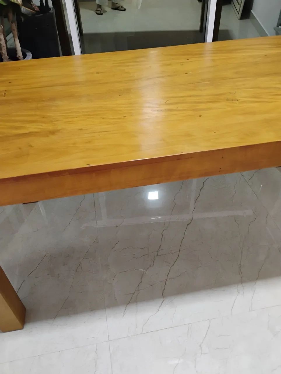 Mesa de jantar retangular em madeira maciça.64254013372547123