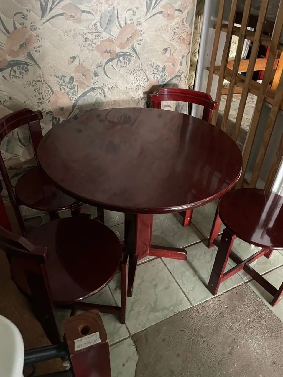 Conjunto de Mesa e Cadeiras de Madeira - Foto 2