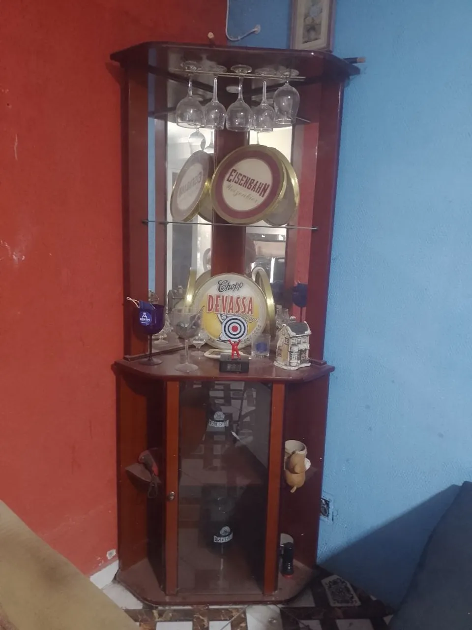 Móvel de Canto em Madeira com Vidro - Ideal para Bar