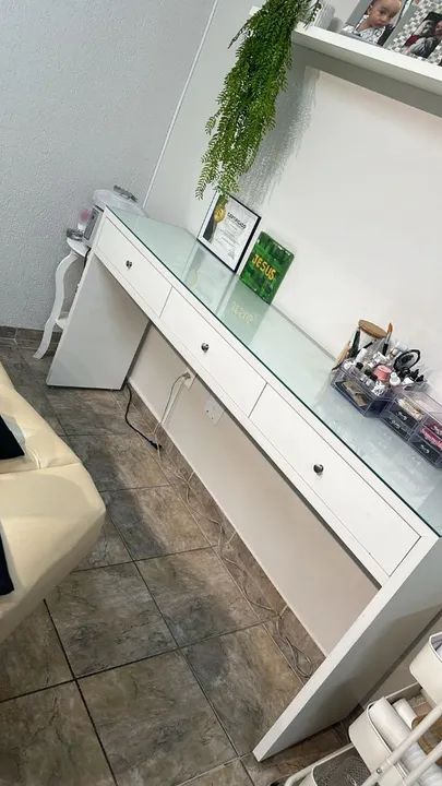 Balcão de loja branco com tampo de vidro