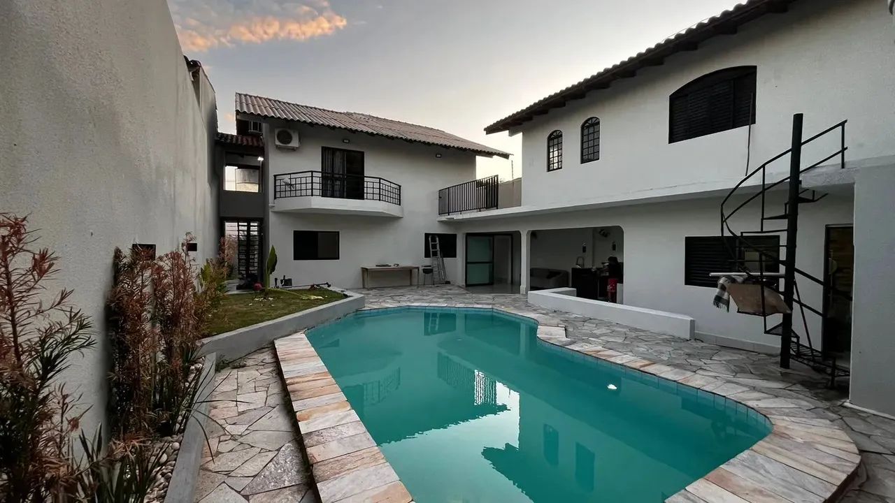 Sobrado a Venda 5 quartos sendo 4 Suítes Bairro Jardim Universitário - Cuiabá - MT
