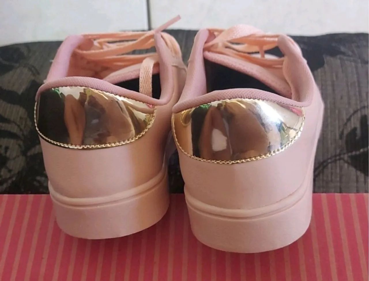 Tênis casual vermelho com solado branco - Foto 3