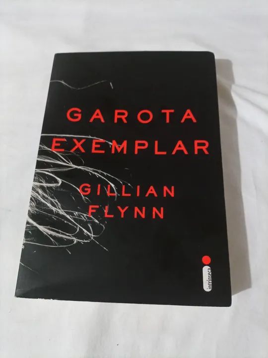 Garota Exemplar - Livro Romance/Suspense