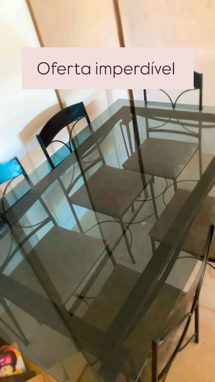 Mesa de jantar com tampo de vidro e 6 cadeiras