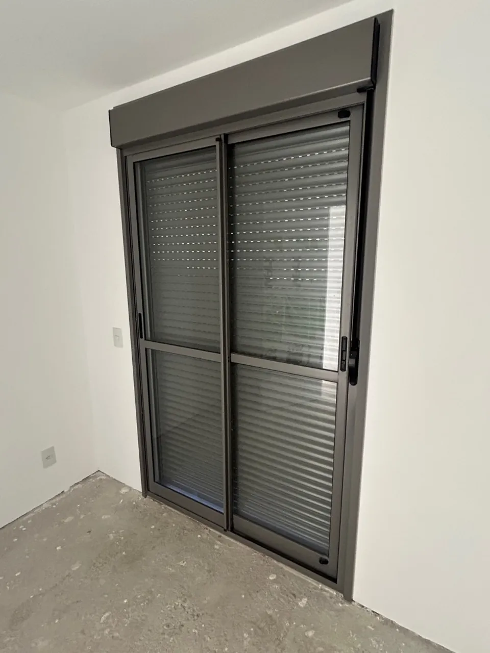 Porta de correr 1,40 x 2,40 m, com PERSIANA integrada