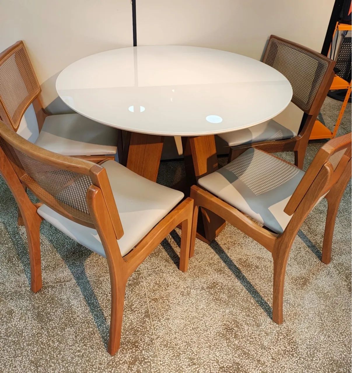 Conjunto Mesa Redonda com 4 Cadeiras