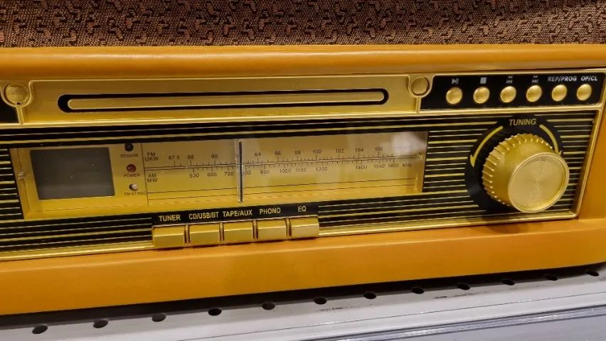 Toca-Discos Retrô com USB Rádio e Vinil - Estilo e Tecnologia num só aparelho! - Foto 4