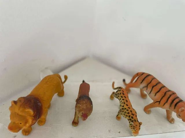 Bonecos Leão e leoa - 15 cm 