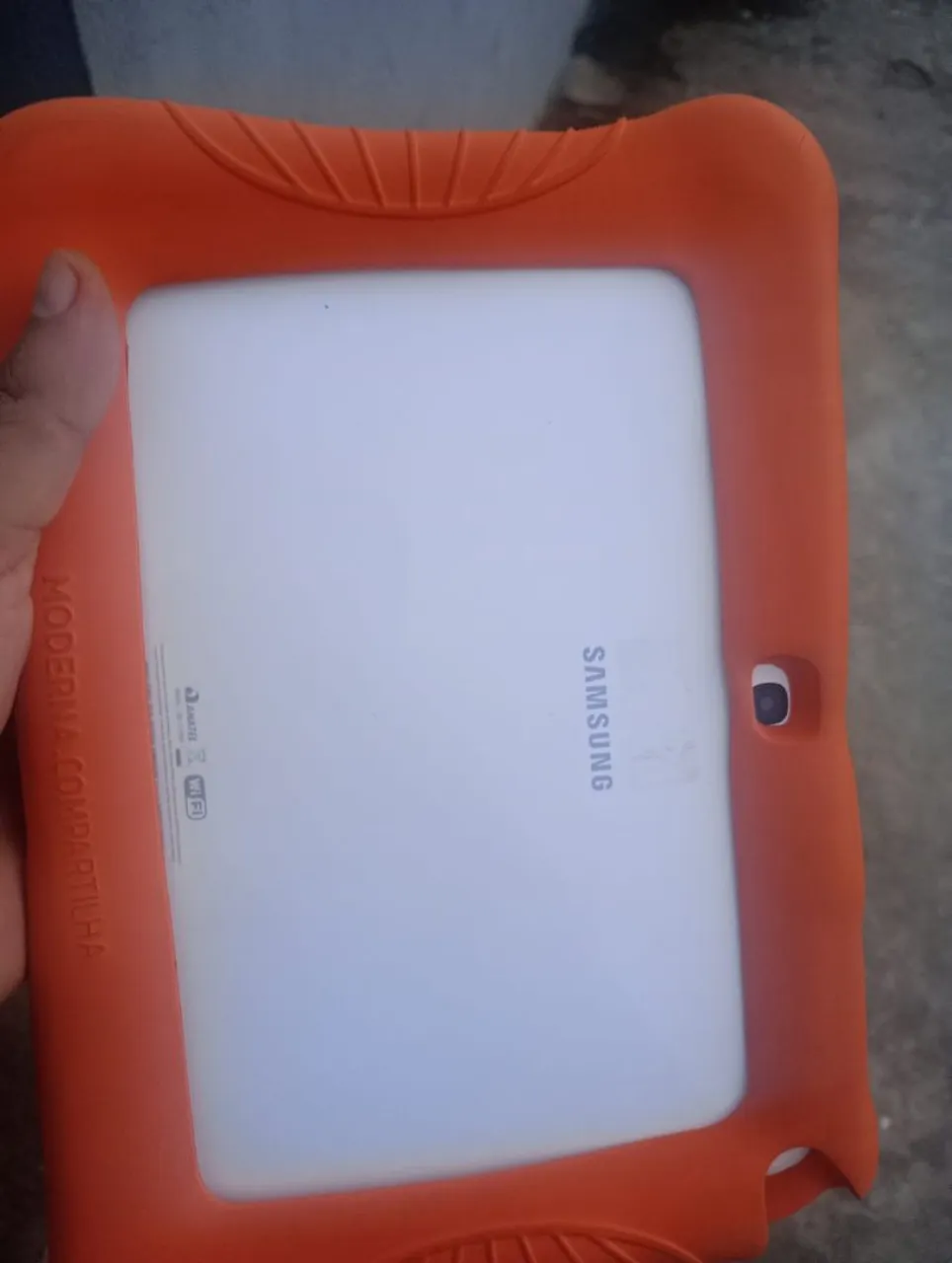 Tablet Samsung com Capa Protetora Laranja