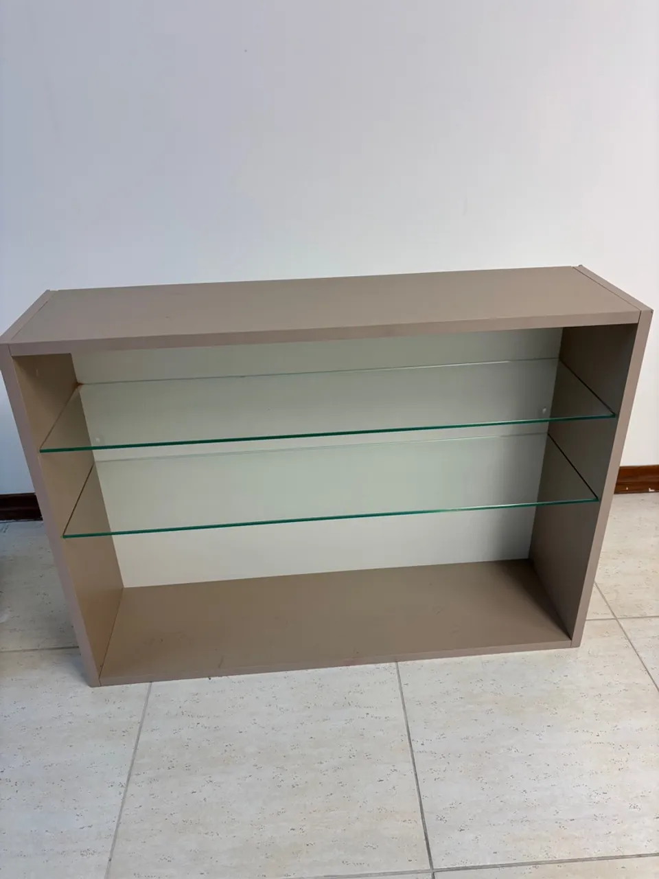 Estante com prateleiras de vidro