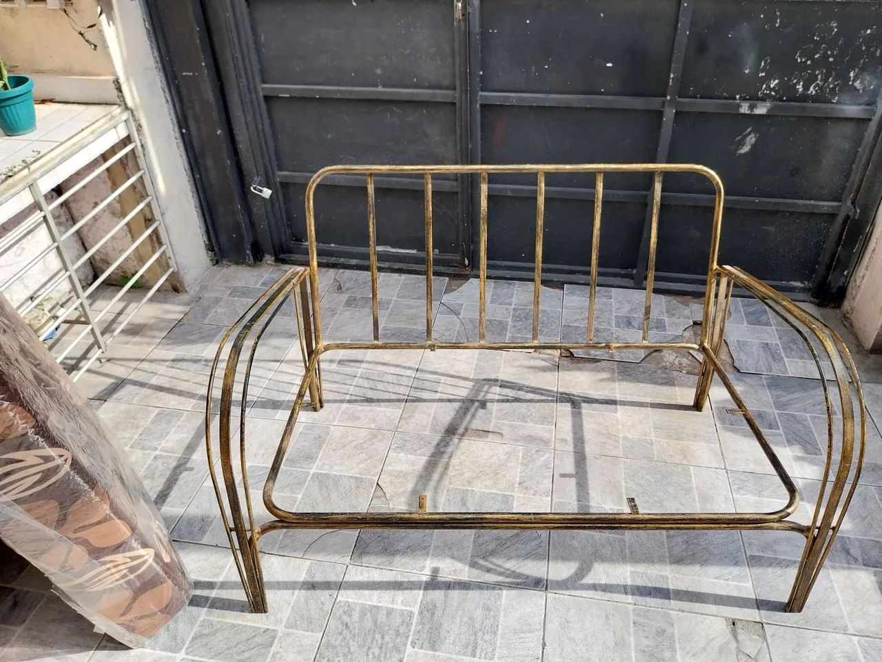 Sofá de Ferro Dourado