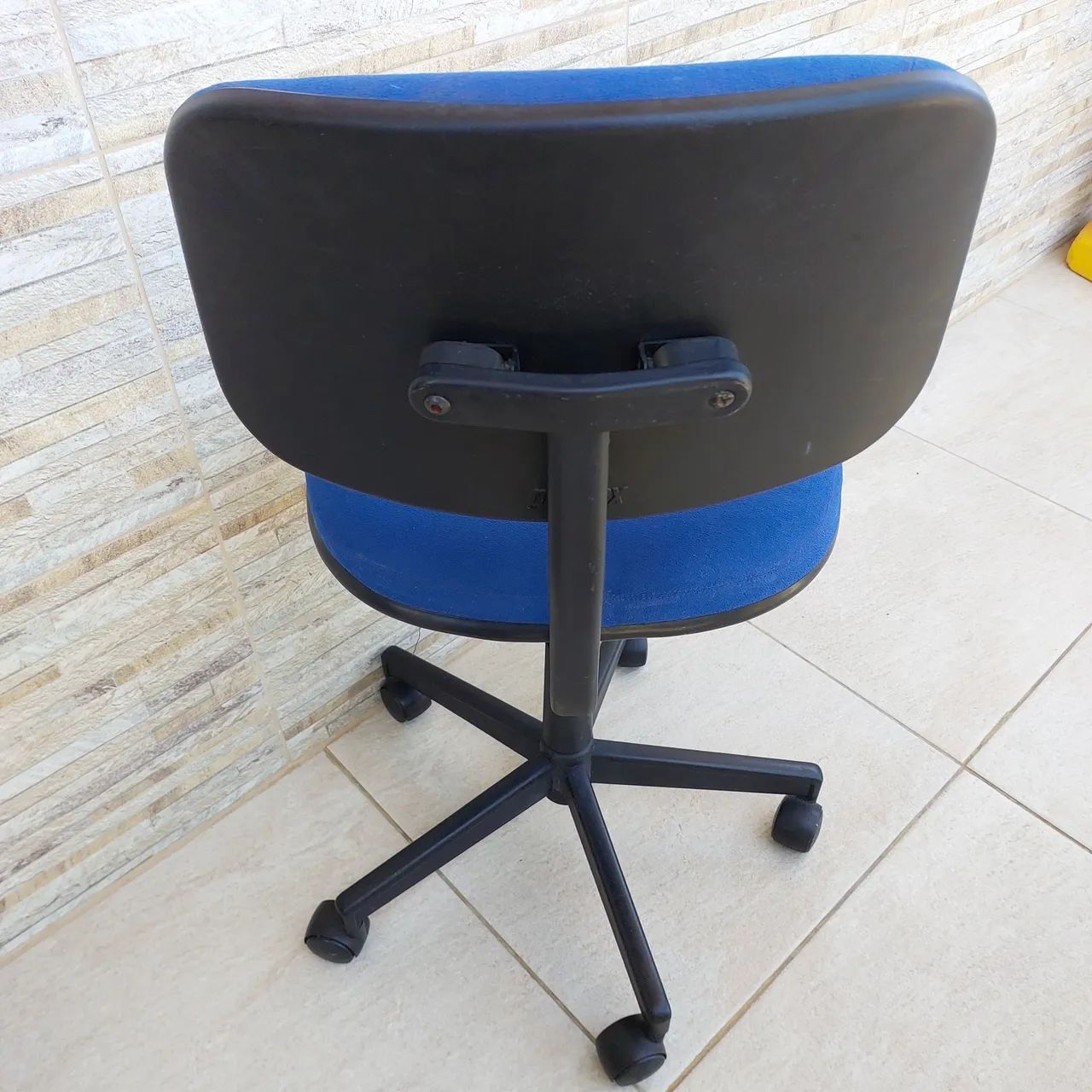 Cadeira escritorio azul - Foto 3