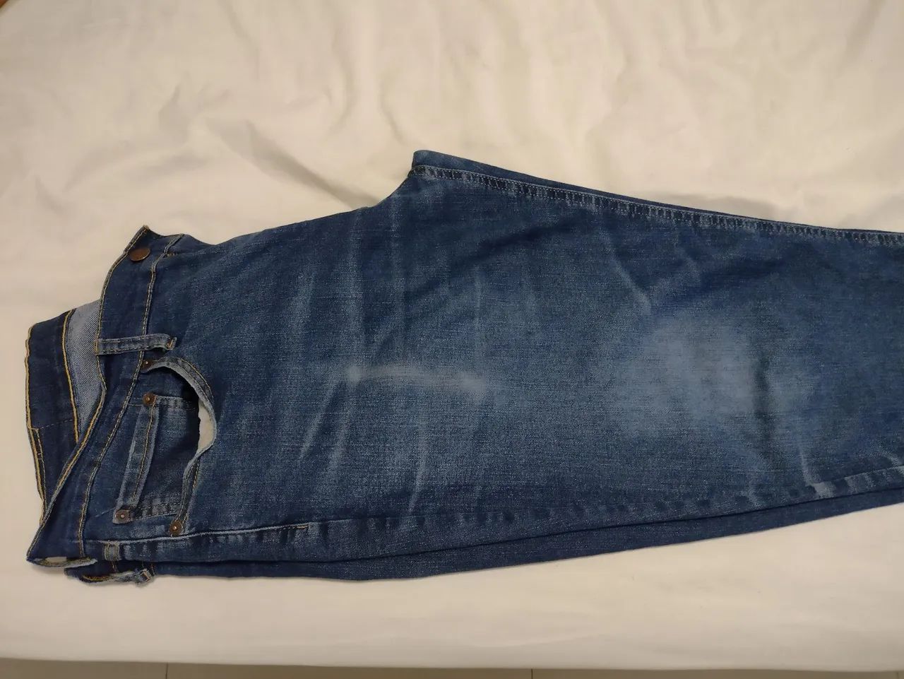 Calça Levi's jeans azul masculina pequeno rasgado perna direita  - Foto 4