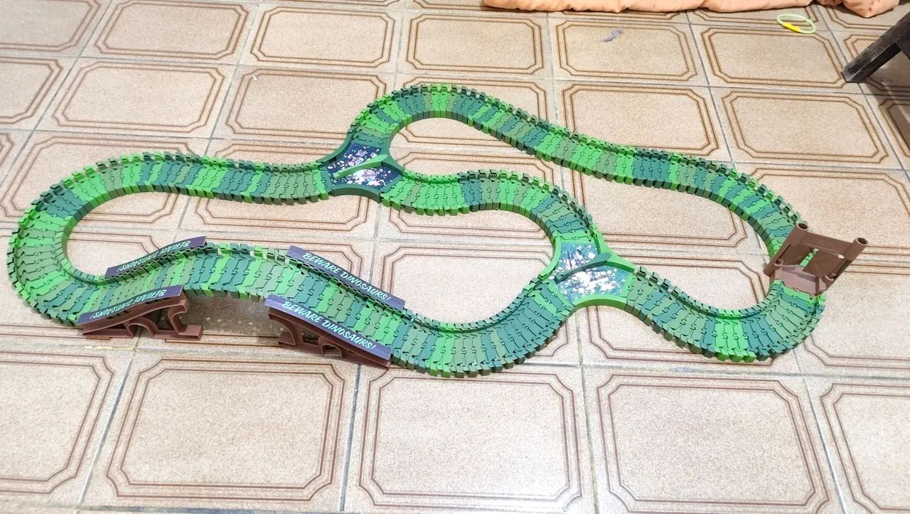 Pista Flexível Dinossauro - 200 Peças + 3 Dinossauros<br>