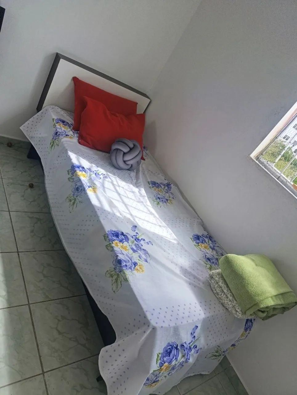 Cama e móvel de apoio  - Foto 2
